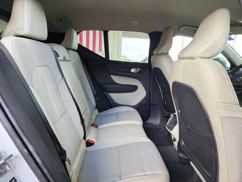 2020 VOLVO XC40 T4 MOMENTUM  