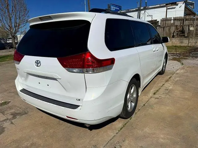 2012 TOYOTA SIENNA LE 8-PASSENGER  