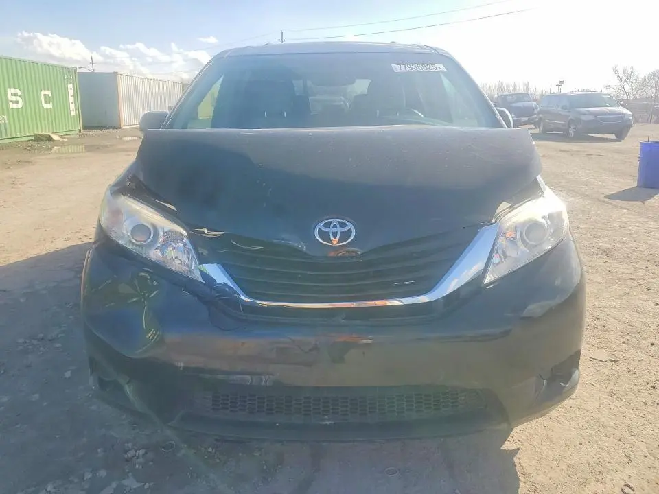 2015 TOYOTA SIENNA LE  