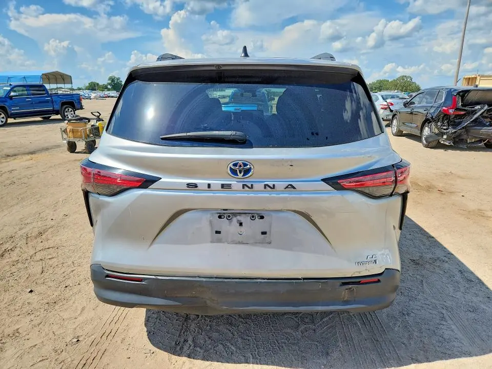 2022 TOYOTA SIENNA LE  