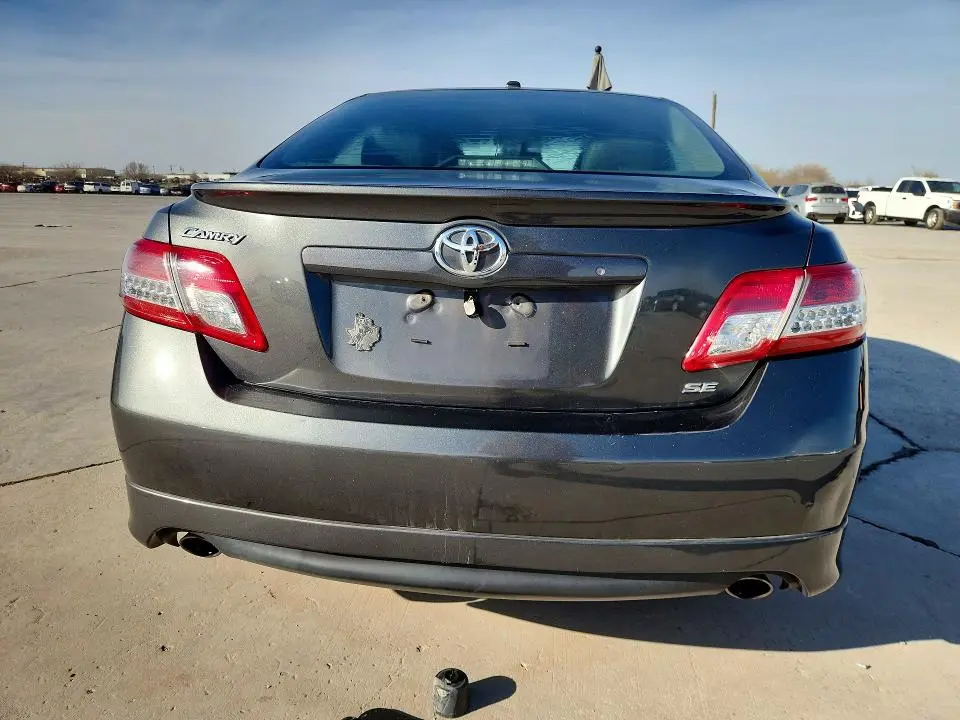 2011 TOYOTA CAMRY SE  