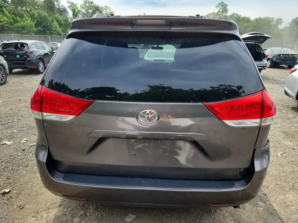 2013 TOYOTA SIENNA XLE 8-PASSENGER  