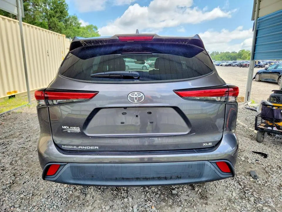 2022 TOYOTA HIGHLANDER XLE  