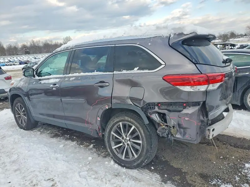2019 TOYOTA HIGHLANDER SE  