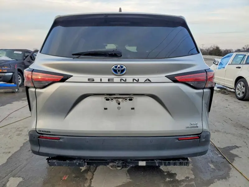 2021 TOYOTA SIENNA XLE  