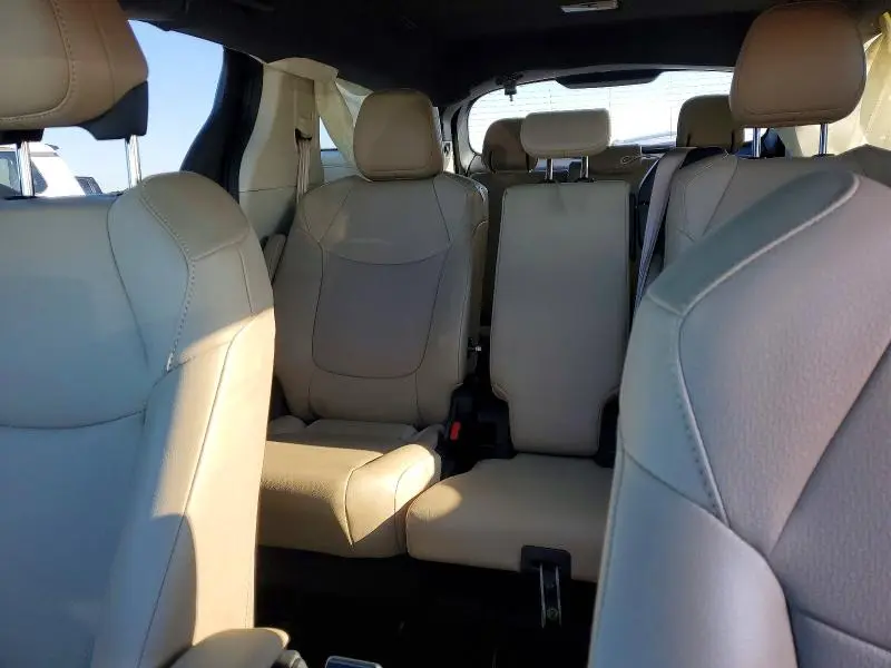 2021 TOYOTA SIENNA XLE  