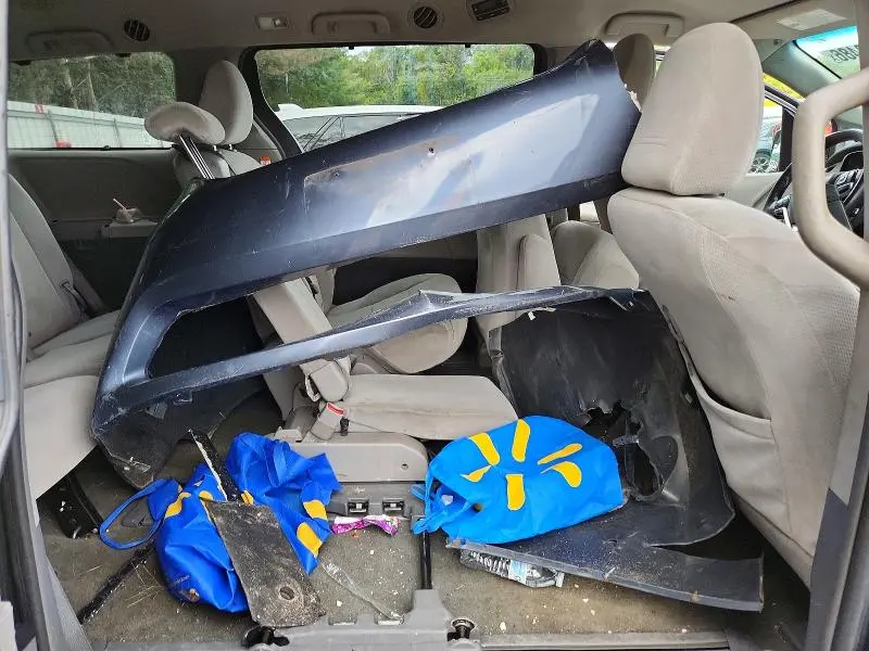 2016 TOYOTA SIENNA LE  