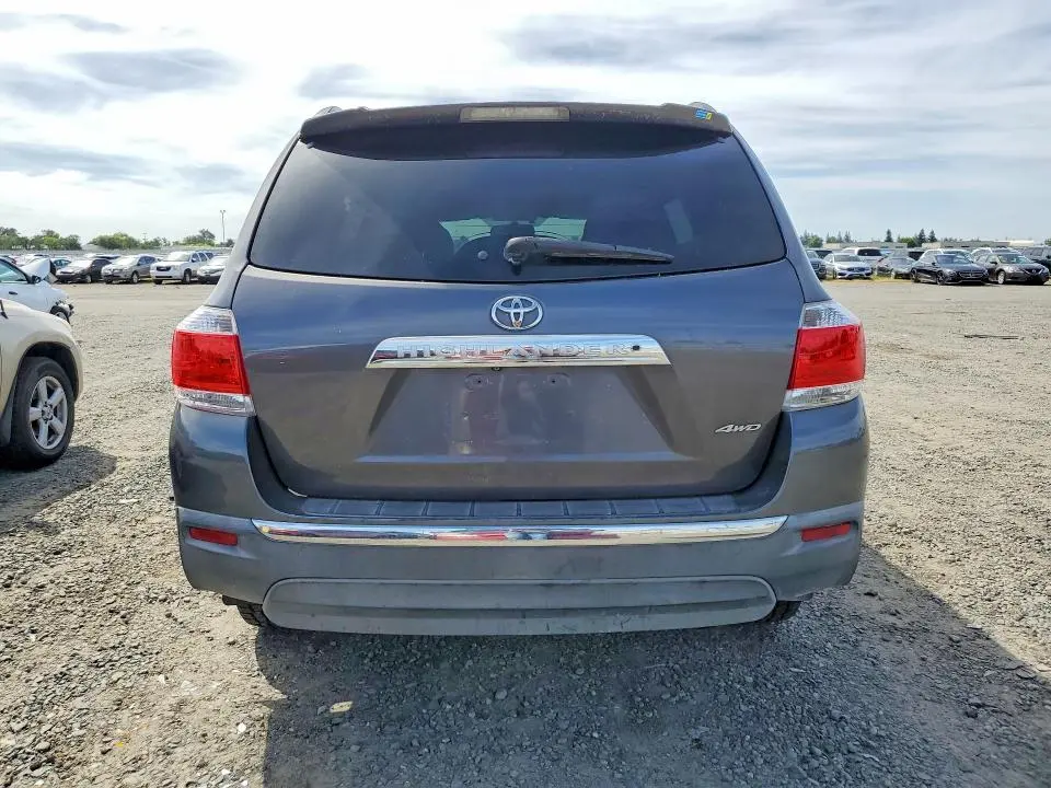 2012 TOYOTA HIGHLANDER SE  