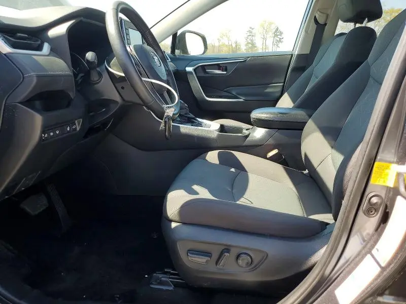 2021 TOYOTA RAV4 XLE  