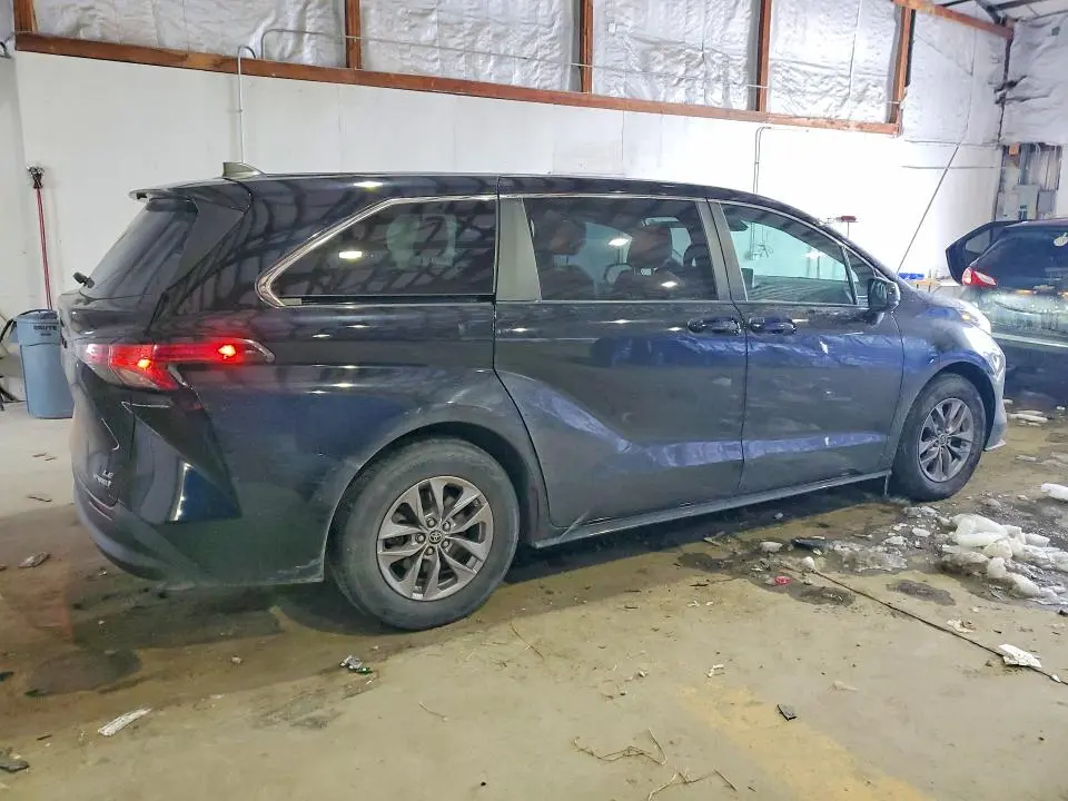 2022 TOYOTA SIENNA LE  