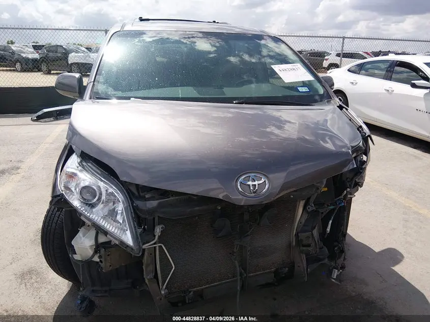 2014 TOYOTA SIENNA XLE V6 8 PASSENGER