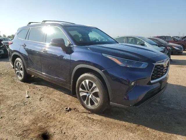2022 TOYOTA HIGHLANDER XLE  