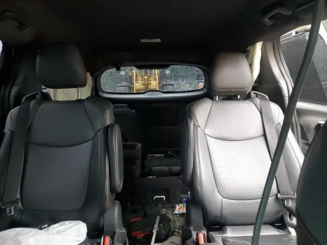 2021 TOYOTA SIENNA XSE  