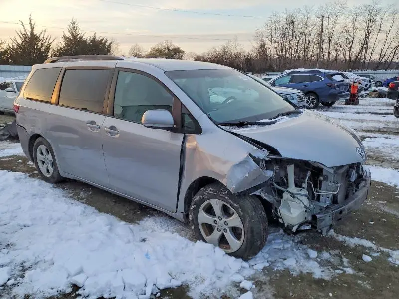 2016 TOYOTA SIENNA LE  