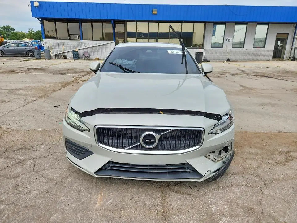 2019 VOLVO S60 T6 MOMENTUM  