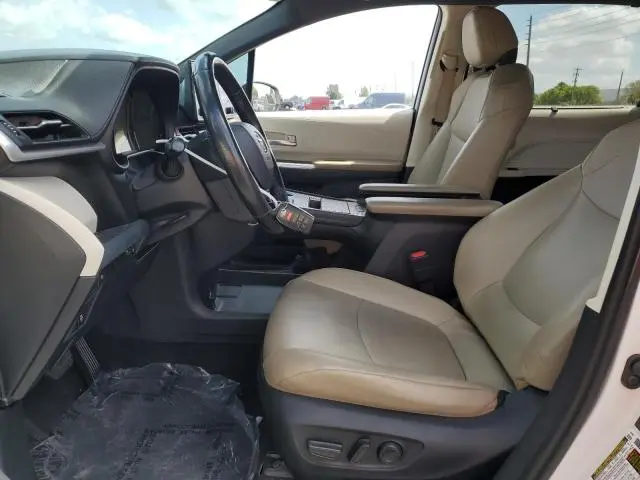 2021 TOYOTA SIENNA XLE  