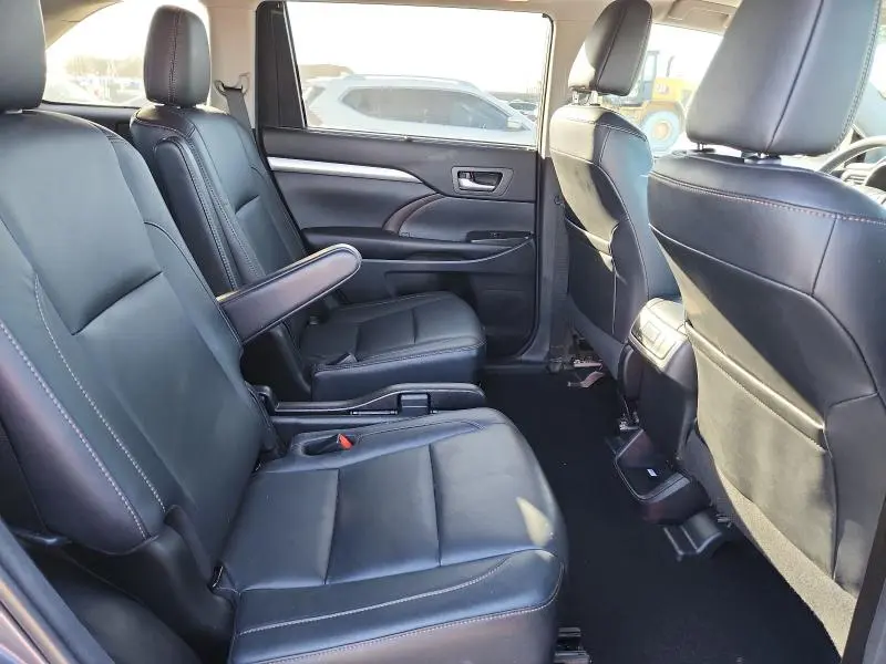 2018 TOYOTA HIGHLANDER SE  