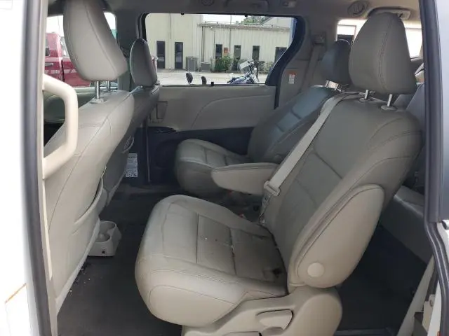 2017 TOYOTA SIENNA XLE  