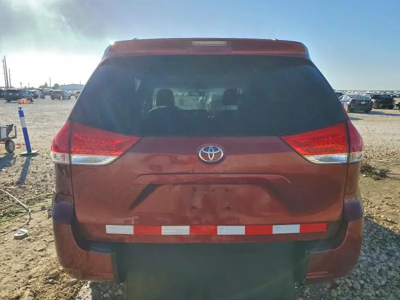 2013 TOYOTA SIENNA LE  