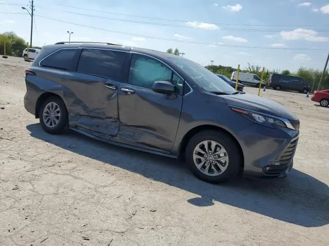 2025 TOYOTA SIENNA XLE  