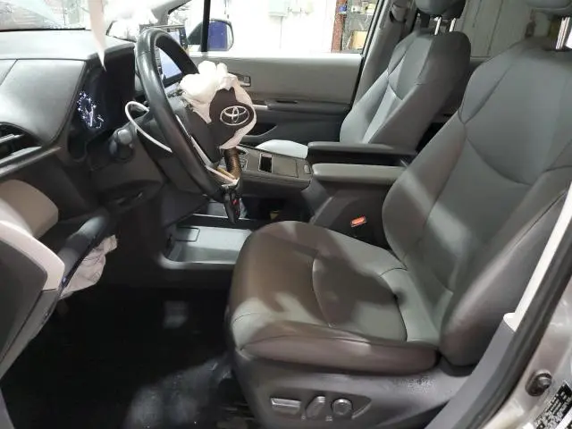 2021 TOYOTA SIENNA XLE  