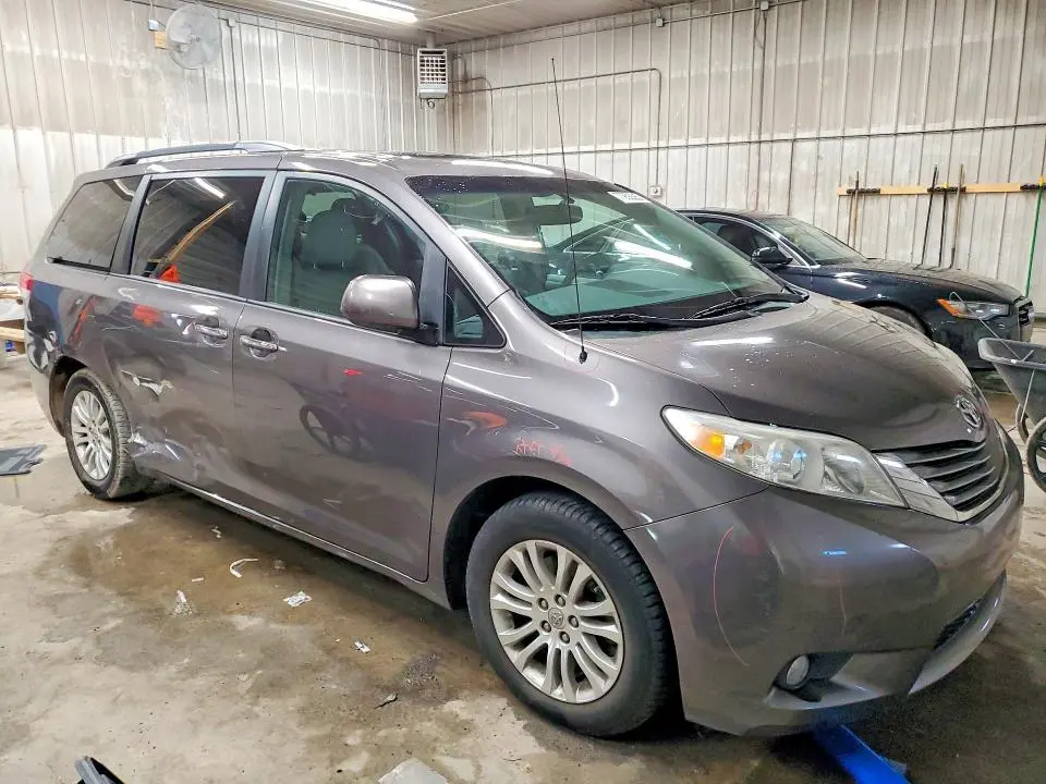 2013 TOYOTA SIENNA XLE  