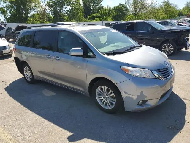 2017 TOYOTA SIENNA XLE  