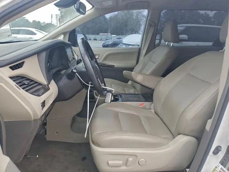 2019 TOYOTA SIENNA XLE  