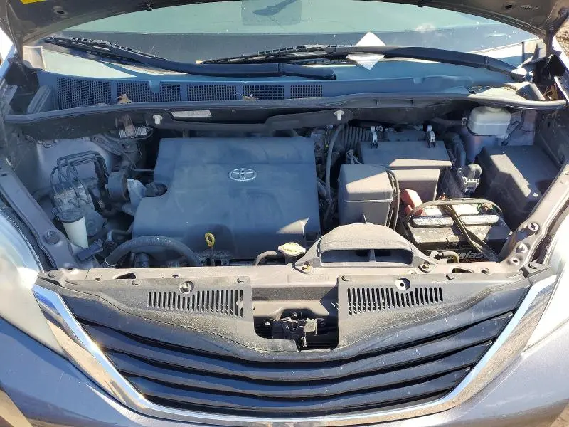 2013 TOYOTA SIENNA LE  