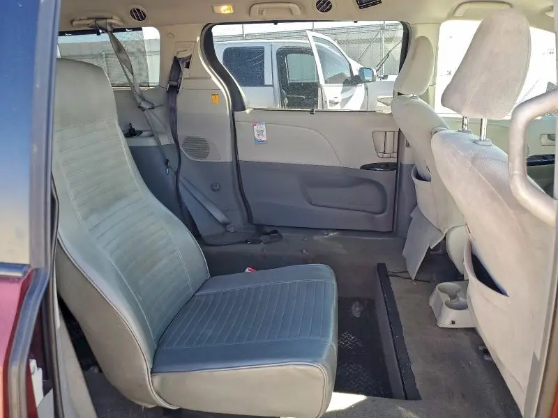 2013 TOYOTA SIENNA LE  