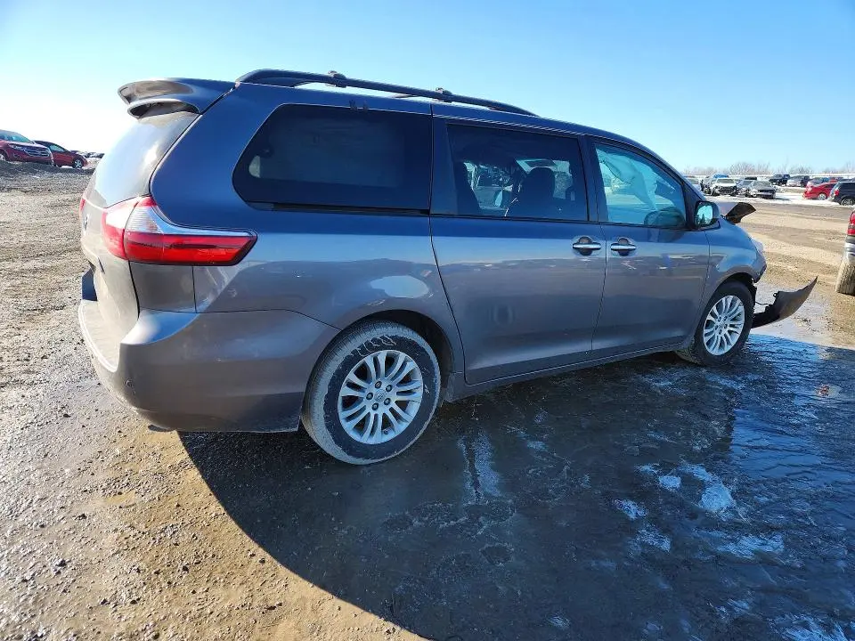 2016 TOYOTA SIENNA XLE  
