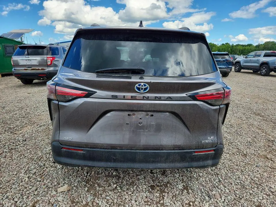 2022 TOYOTA SIENNA LE  