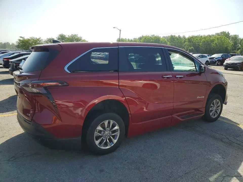 2025 TOYOTA SIENNA XLE 8-PASSENGER  