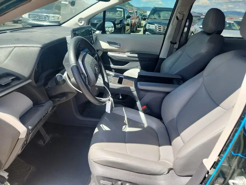 2021 TOYOTA SIENNA XLE  