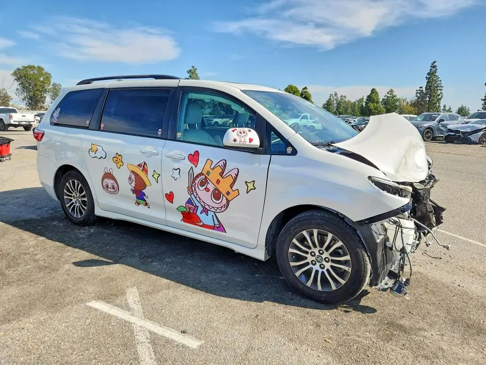 2018 TOYOTA SIENNA XLE 8-PASSENGER  