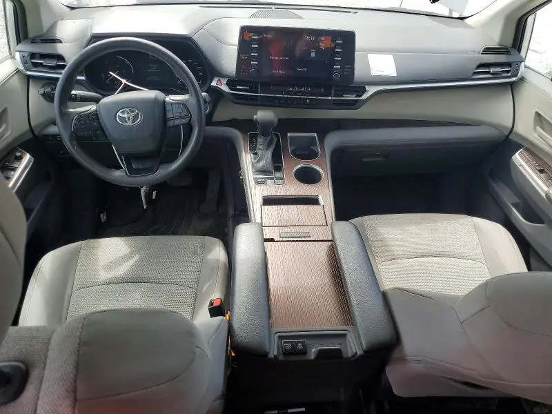 2022 TOYOTA SIENNA LE  
