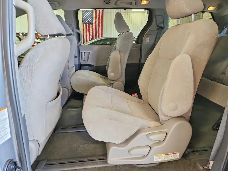 2017 TOYOTA SIENNA LE  