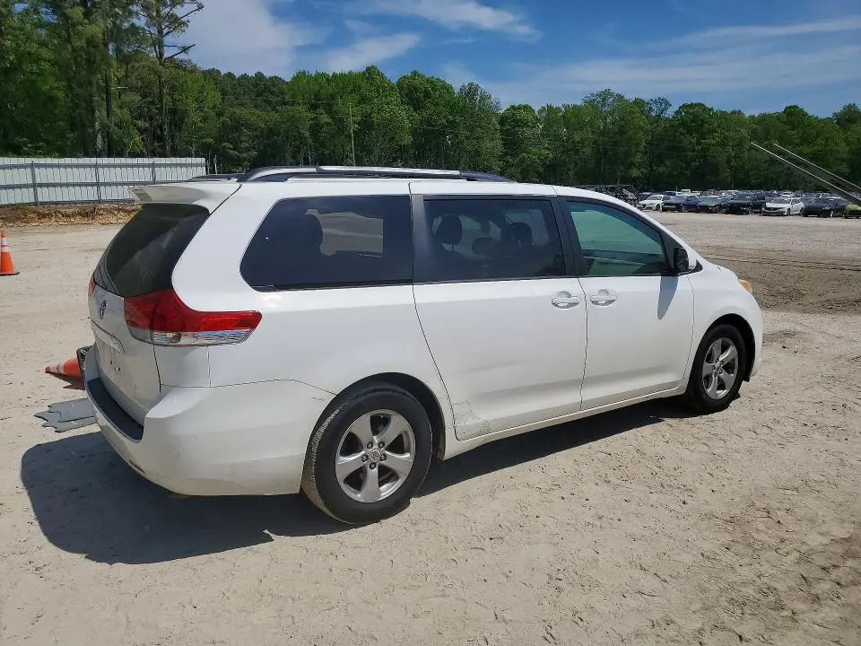2011 TOYOTA SIENNA   