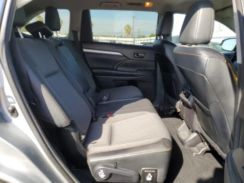 2016 TOYOTA HIGHLANDER LE  