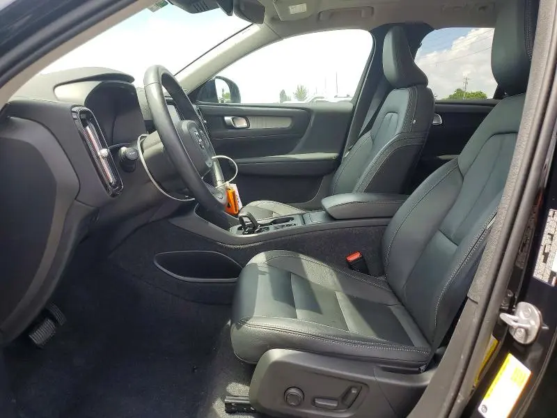 2025 VOLVO XC40 CORE  