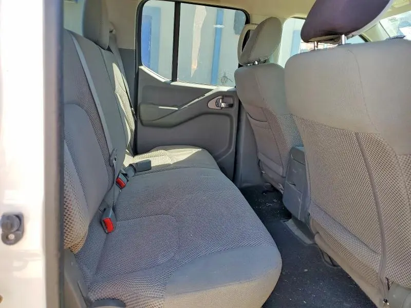 2015 NISSAN FRONTIER SV  