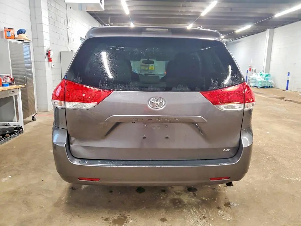 2013 TOYOTA SIENNA LE  