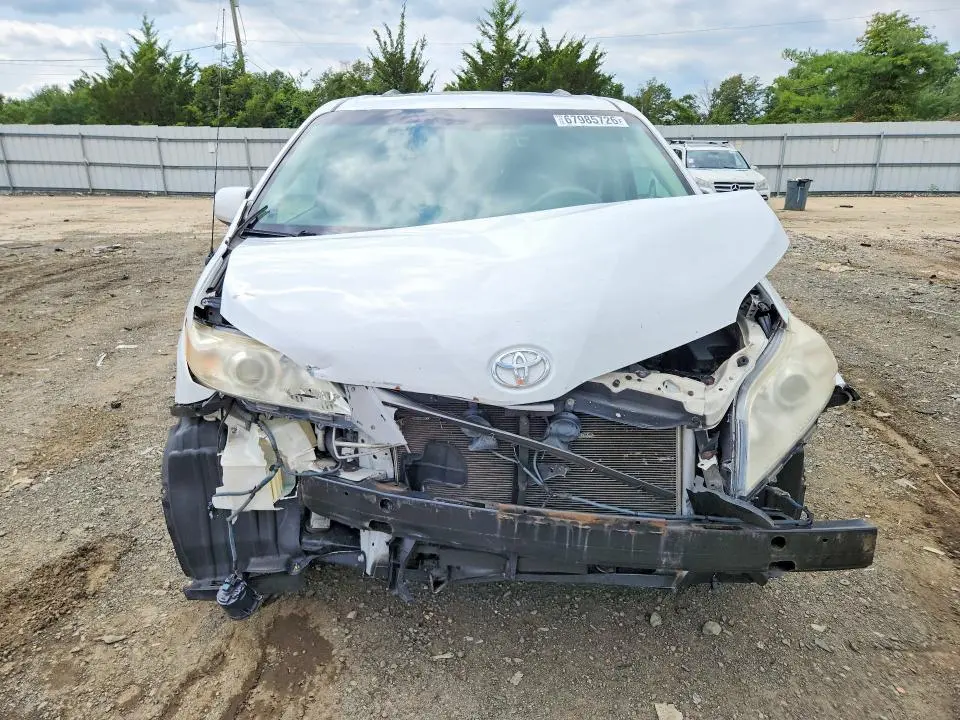 2013 TOYOTA SIENNA XLE 8-PASSENGER  