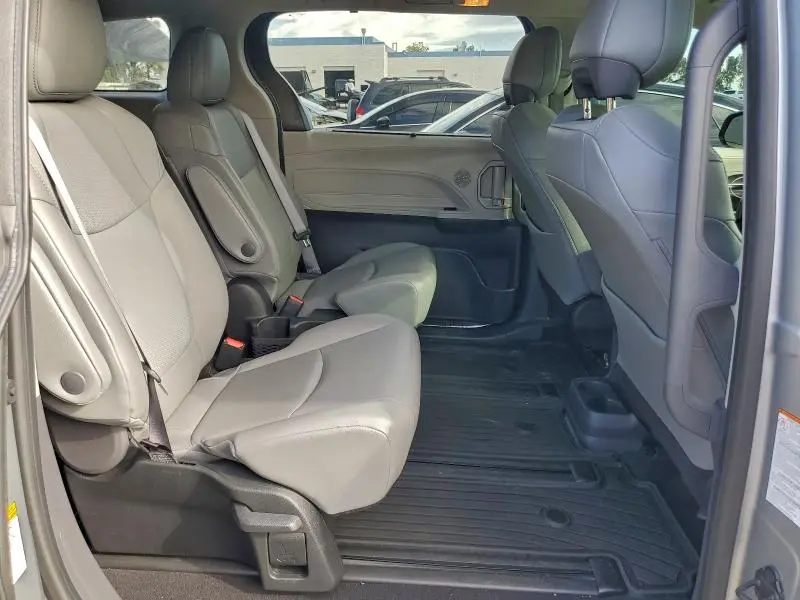 2022 TOYOTA SIENNA XLE  