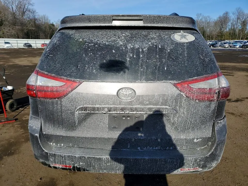 2015 TOYOTA SIENNA LE  