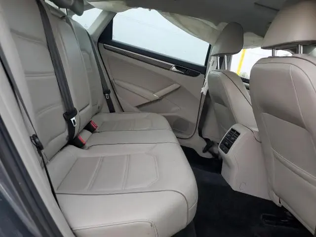 2017 VOLKSWAGEN PASSAT SE  