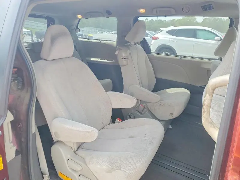 2013 TOYOTA SIENNA LE 8-PASSENGER  