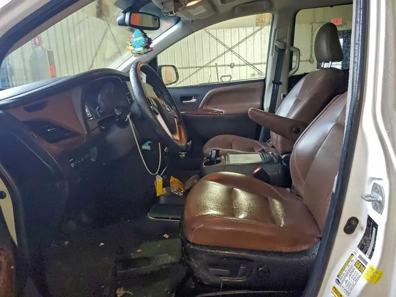 2017 TOYOTA SIENNA XLE  