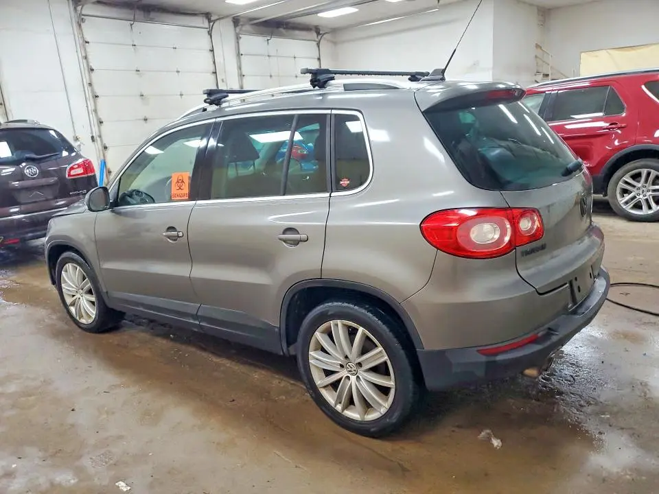 2010 VOLKSWAGEN TIGUAN SE  