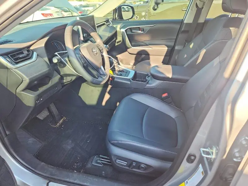 2024 TOYOTA RAV4 XLE PREMIUM  